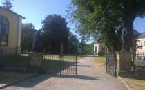 wejście na teren parku i pałacu