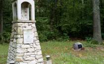 kapliczka i pamiątkowy kamień w miejscu d. leśniczówki