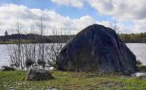 Ogromny Diabelski Kamień nad brzegiem jeziora