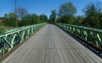 Mostem na drugą stronę rzeki