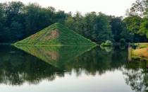 Piramida w parku