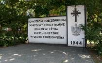 Muzeum Dulag 121 - tablica pamiatkowa