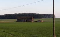 stodoła w polu