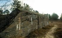 Pozostałości po bunkrze na szlaku Fortyfikacji Nadmorskich