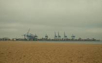 Plaża Gdańsk Stogi - widok na terminal kontenerowy