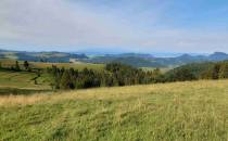 Łąki a w oddali Tatry