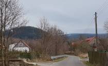 Wieś Glinno widok na Górę Ostrzew i Masyw Wielkiej Sowy