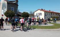 Tłumy rowerzystów przed kawiarnią w Górze Kalwarii