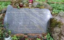 Tablica pamiątkowa na grobie ornitologa Friedricha Tischlera i jego żony Rose