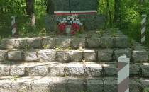 Obelisk upamiętniający pomordowanych w latach 1939-1945 w Chotomowie