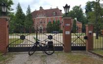 Przed bramą pałacu w Leźnie.