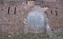 Resztki muru zamku w Pilicy