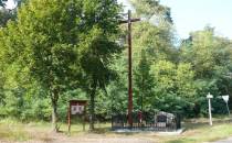 Krzyż i obelisk pamiątkowy