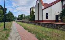 Ścieżka rowerowa koło kościoła w Wiślinie