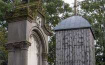 Dzwonnica Mennonicka i stela - cmentarz w Wiślinie