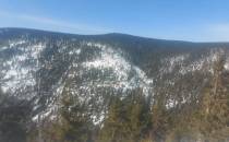 Widok na zaśnieżona zbocza doliny