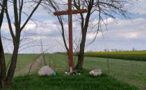 Krzyż przy drodze pomiędzy Solniki Małe-Solniki Wielkie
