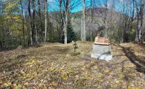 Stary łemkowski cmentarz w opuszczonej nieistniejącej już wsi Żydowskie
