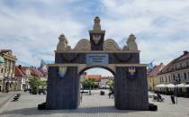 Brama powitalna upamiętniająca powstania śląskie.