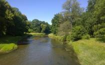 spokojnie nad  rzeką