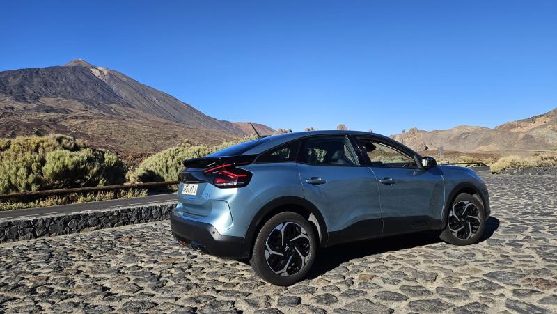 Samochód zaparkowany przy drodze w pobliżu wulkanu Teide – gotowy do dalszej podróży