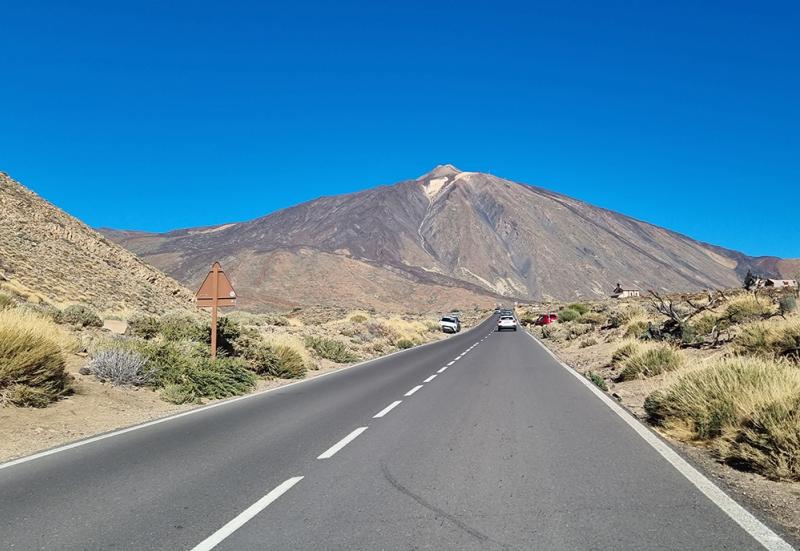 Wulkan Teide na Teneryfie widziany z punktu widokowego – panorama gór i wulkaniczny krajobraz