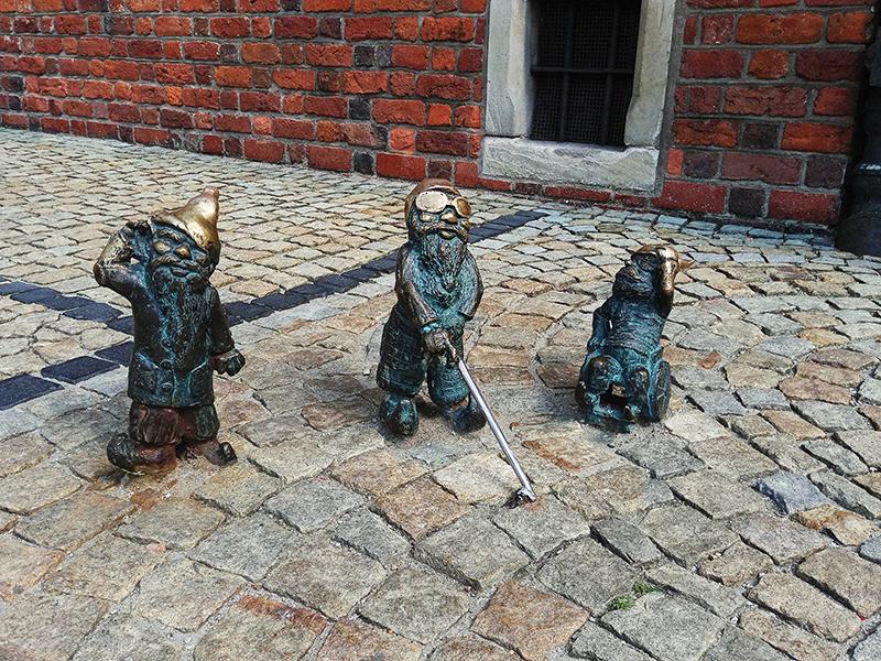 wroclawskie-krasnale-na-rynku-figurki-turystyczne-w-centrum-wroclawia.jpg