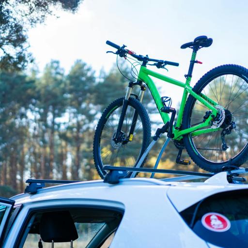 Bezpieczeństwo na drodze z rowerami z tyłu - o czym musisz pamiętać przed wyjazdem?