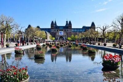 Amsterdam, widok na kamienice nad rzeką