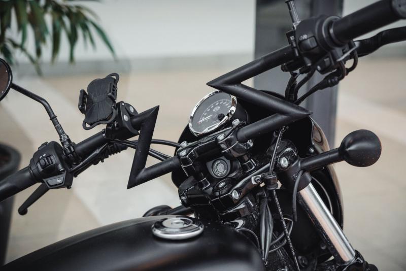 uchwyt-na-telefon-do-motocykla-po-lewej-stronie-kierownicy-motoru.jpg
