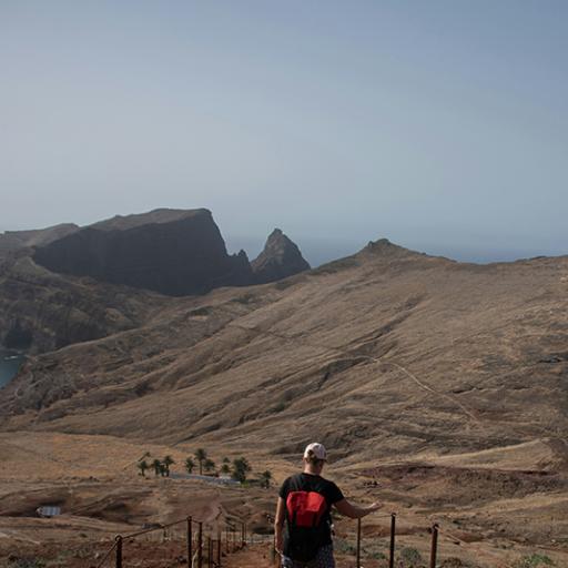 Zimowe szlaki pod słońcem: dokąd polecieć na trekking z polskich lotnisk